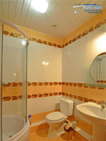 Ванная комната (выход в прихожую), фото 2, Апартаменты на Московской в Евпатории